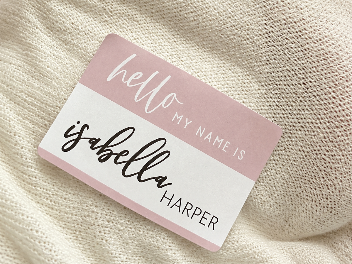 Isabella’s pink and white newborn name tag, the reference for the pendant lettering