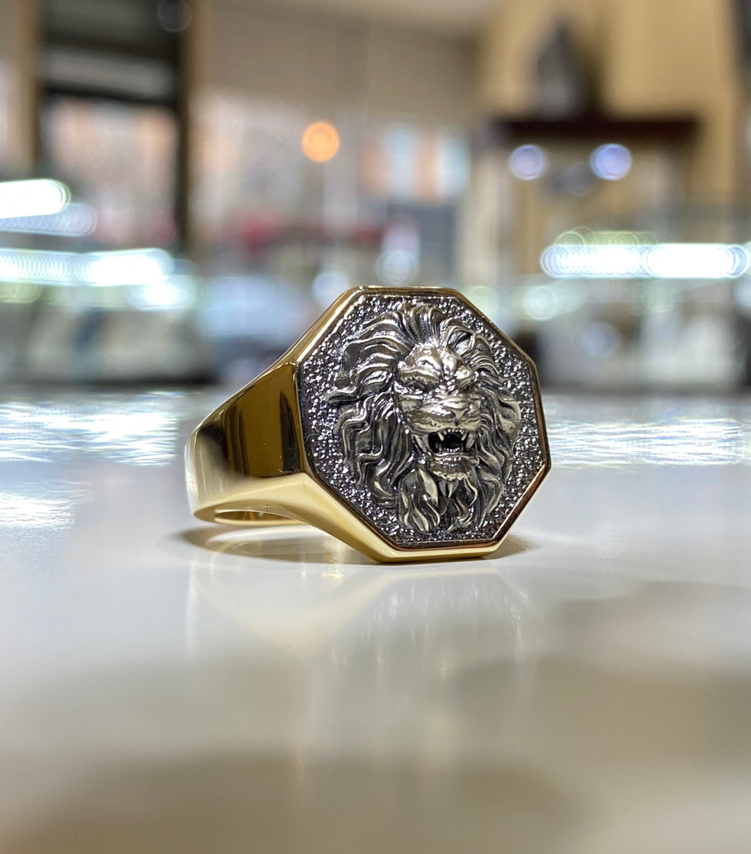 Bold lion signet ring in yellow gold and black oxidized white gold