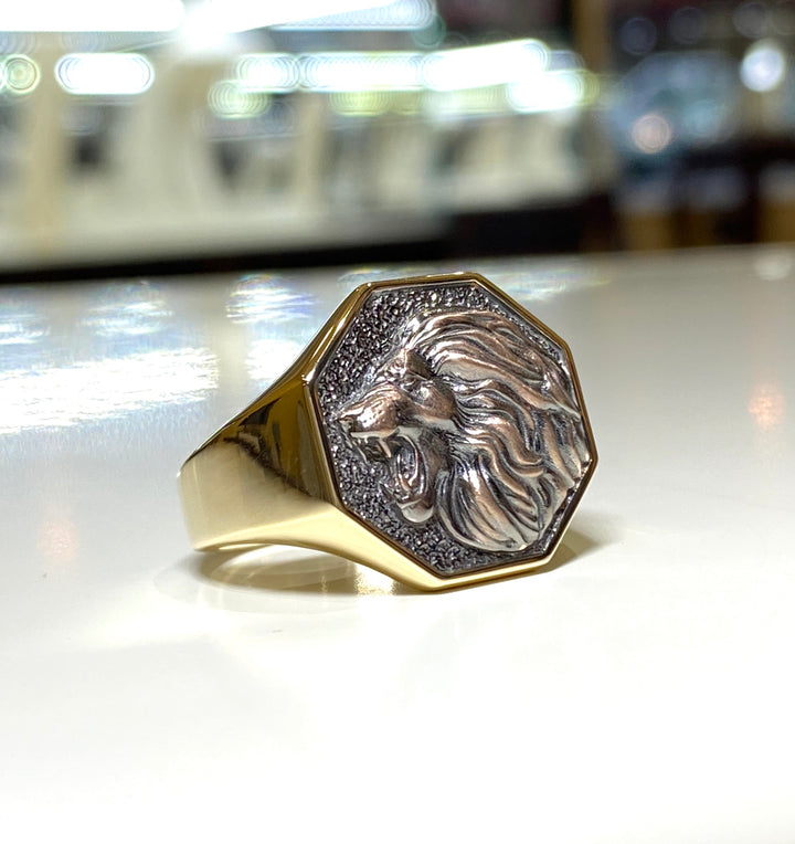 Bold lion signet ring in yellow gold and black oxidized rose gold